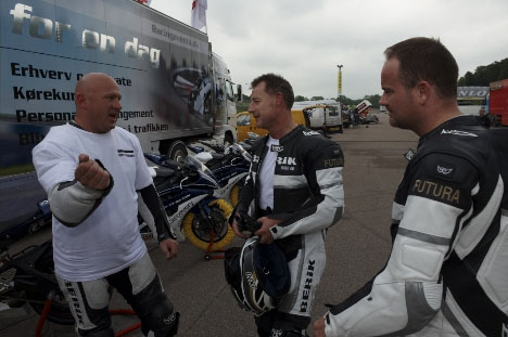 Debriefing i paddock
(Foto: Tommy Hostrup Galskjær)